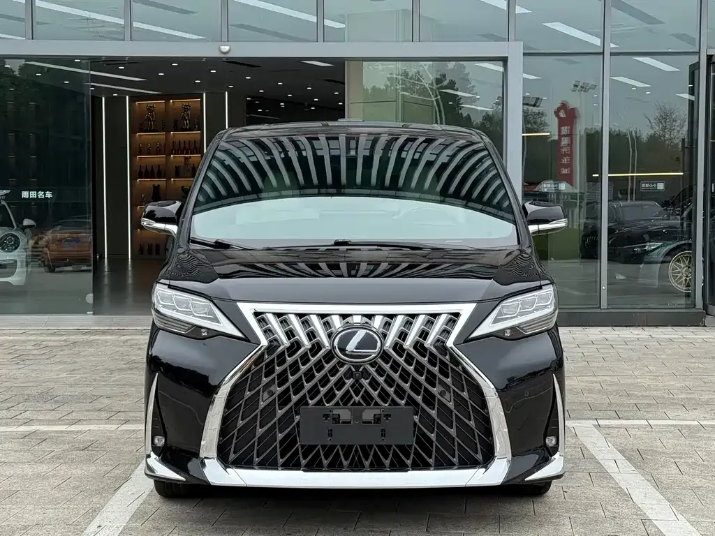Lexus LM — фото 1