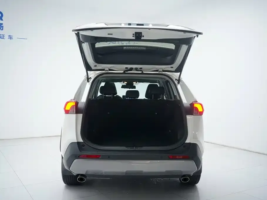 Toyota RAV4 — фото 5