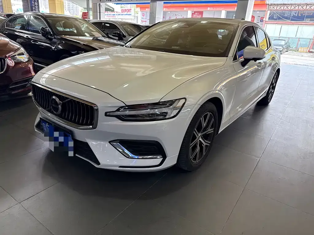Volvo S60 — фото 1