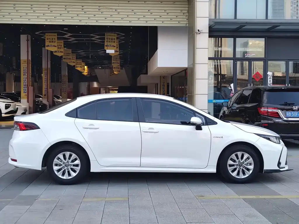 Toyota Corolla — фото 4