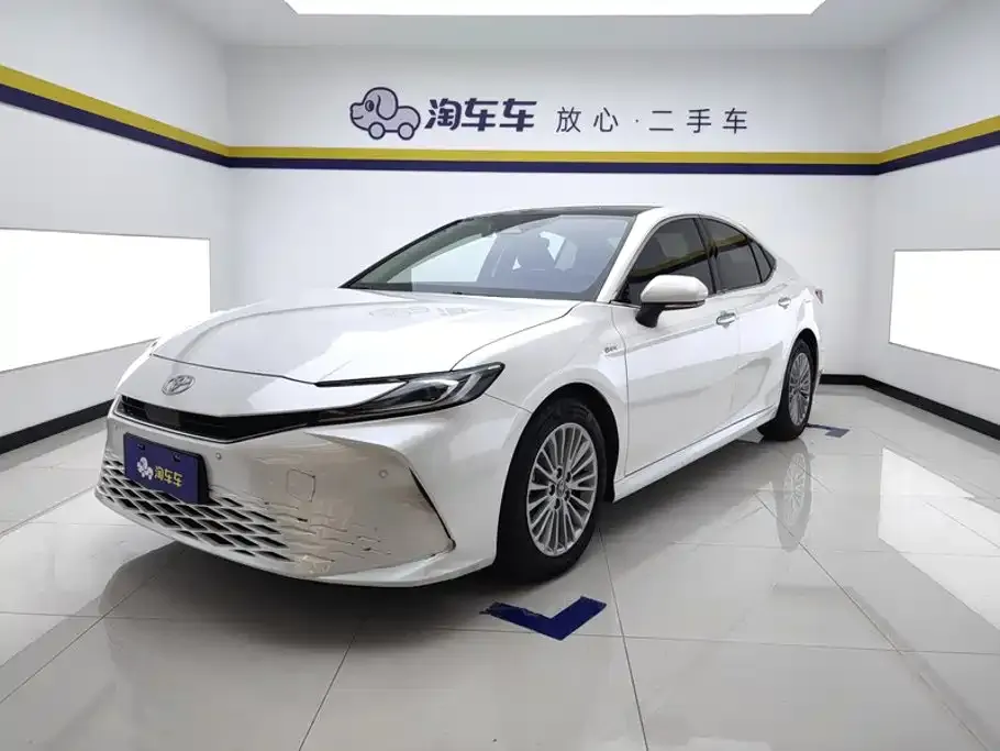 Toyota Camry — фото 1