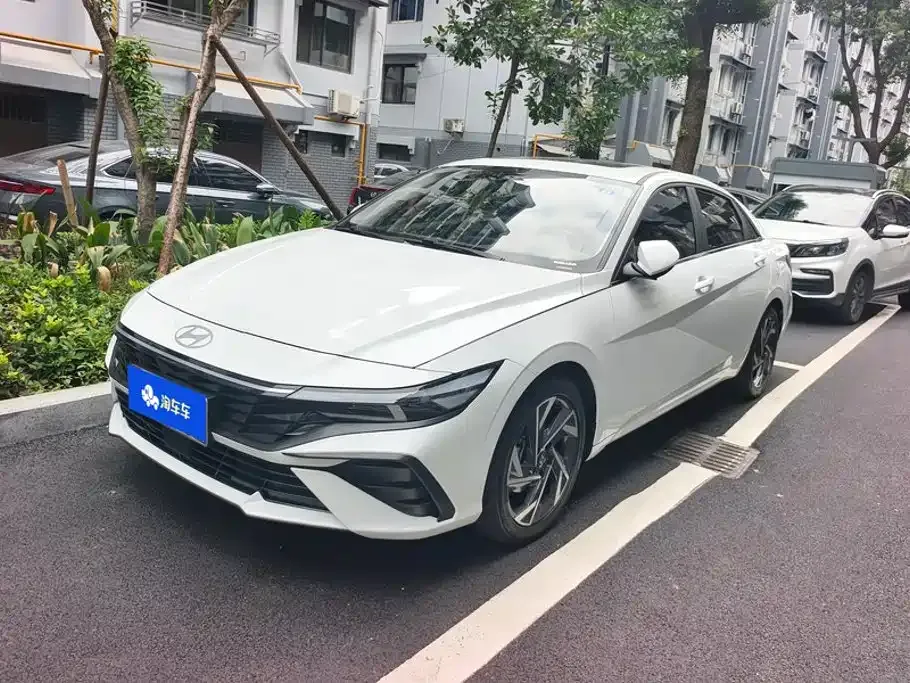 Hyundai Elantra — фото 1