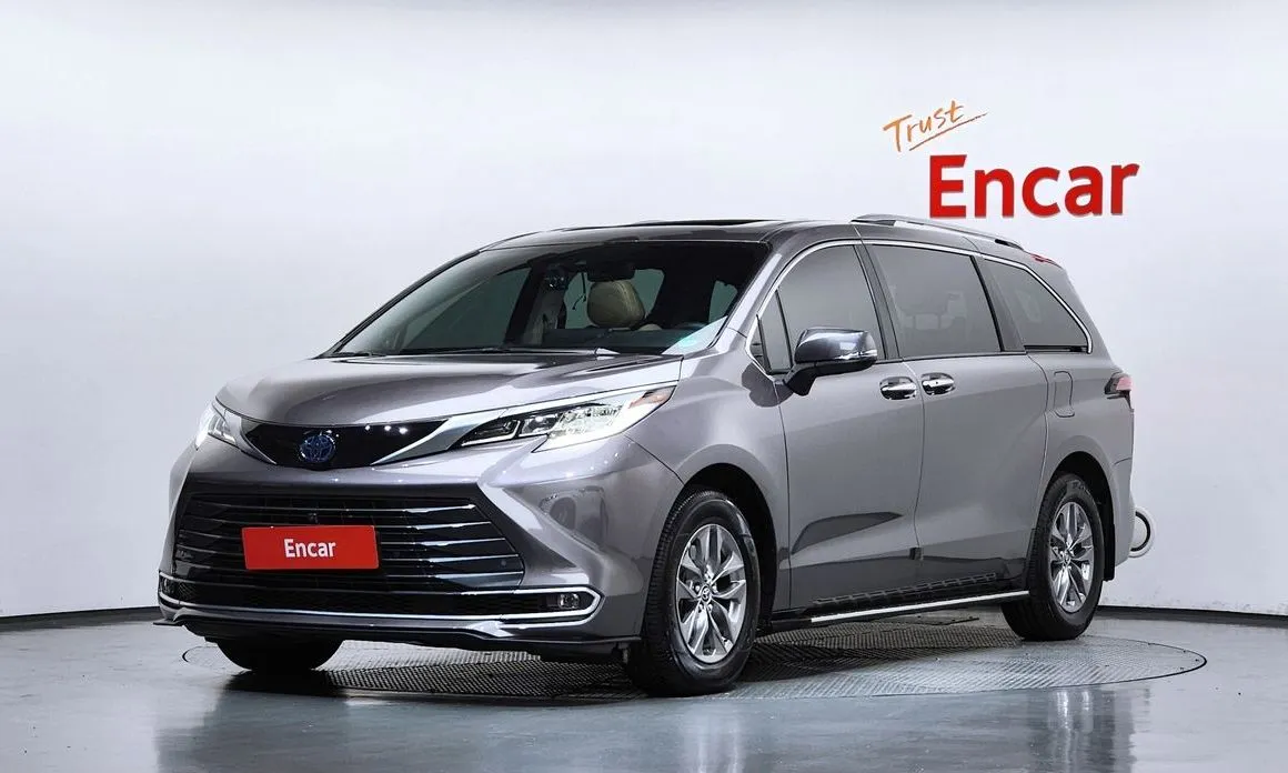 Toyota Sienna — фото 1