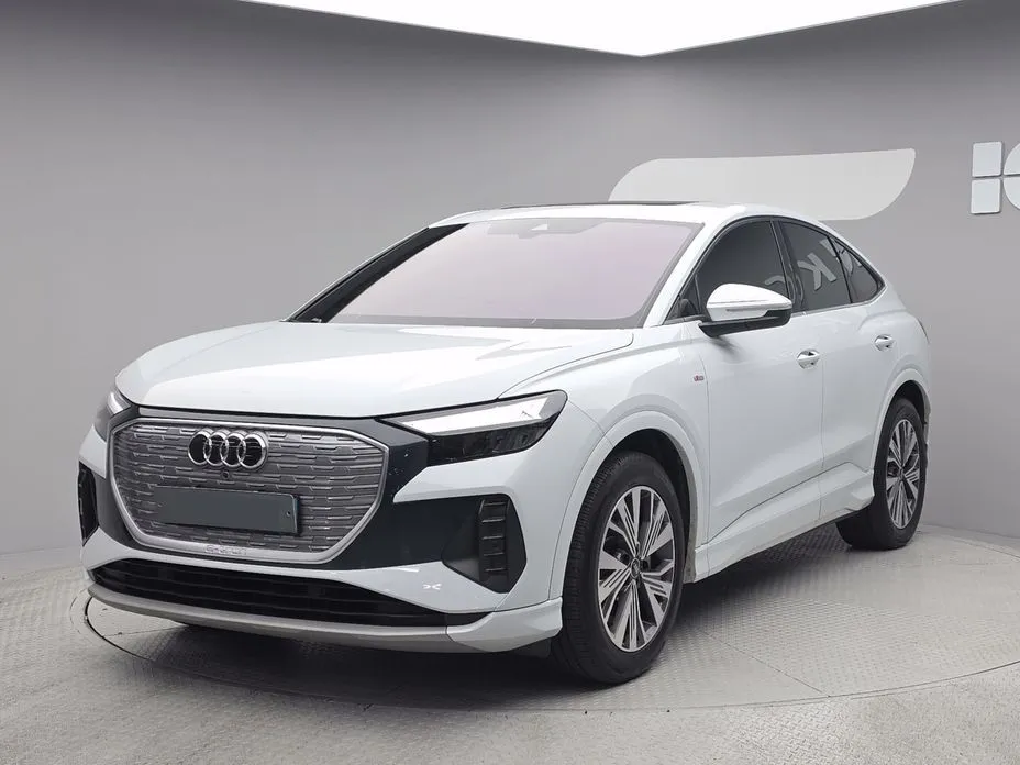Audi Q4 e-tron — фото 1