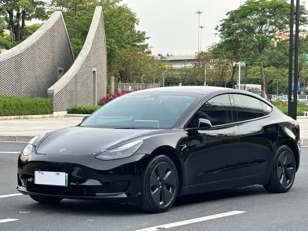Tesla Model 3 — фото 1
