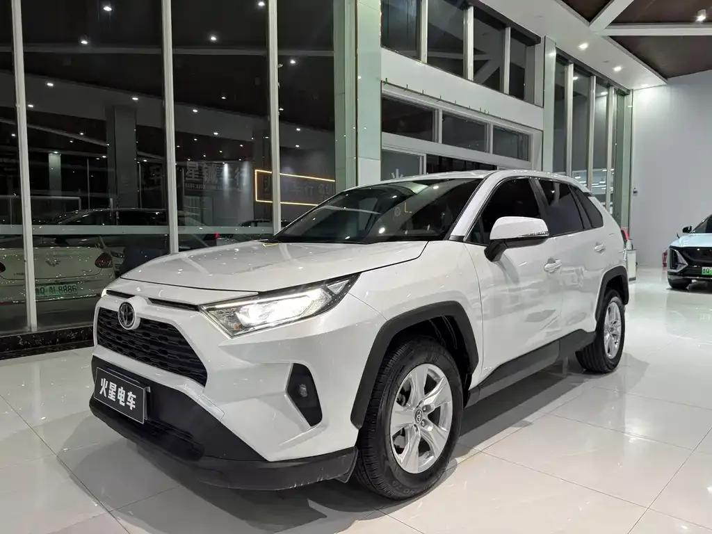 Toyota RAV4 — фото 1