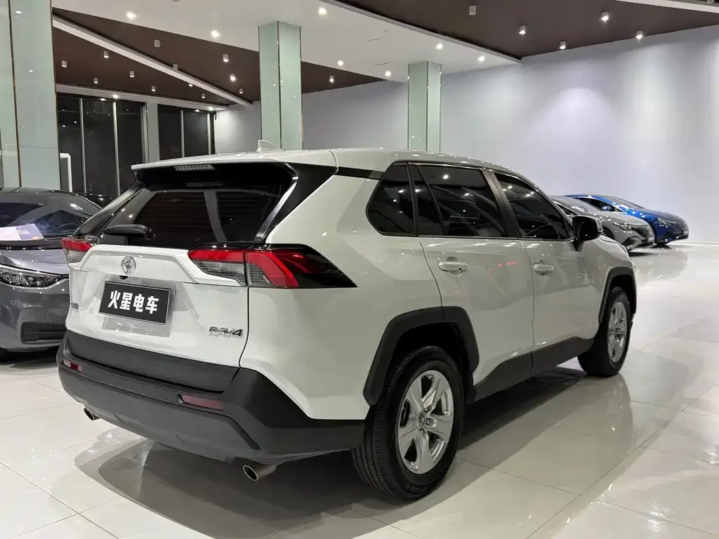 Toyota RAV4 — фото 3