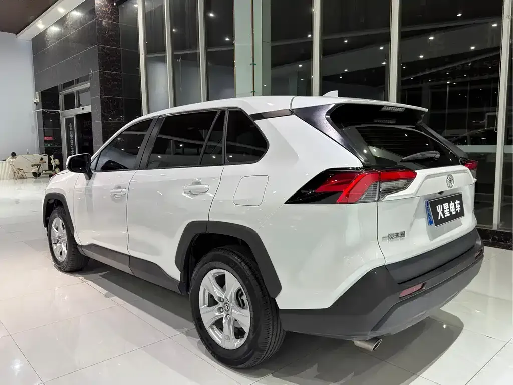 Toyota RAV4 — фото 8