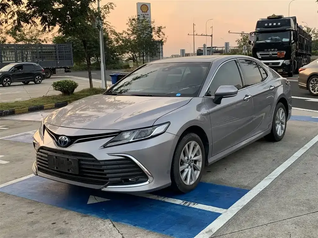 Toyota Camry — фото 1