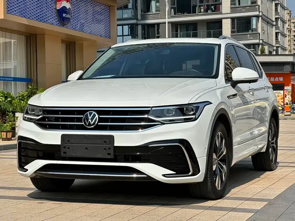 Volkswagen Tiguan L — фото 1