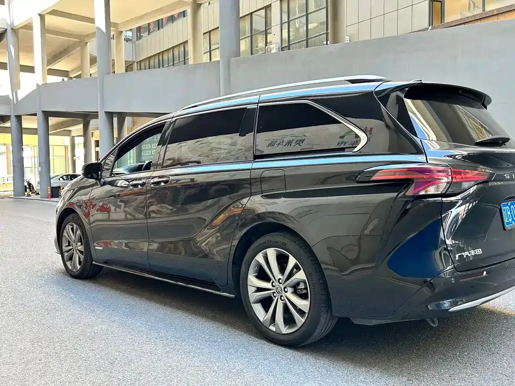 Toyota Sienna — фото 5