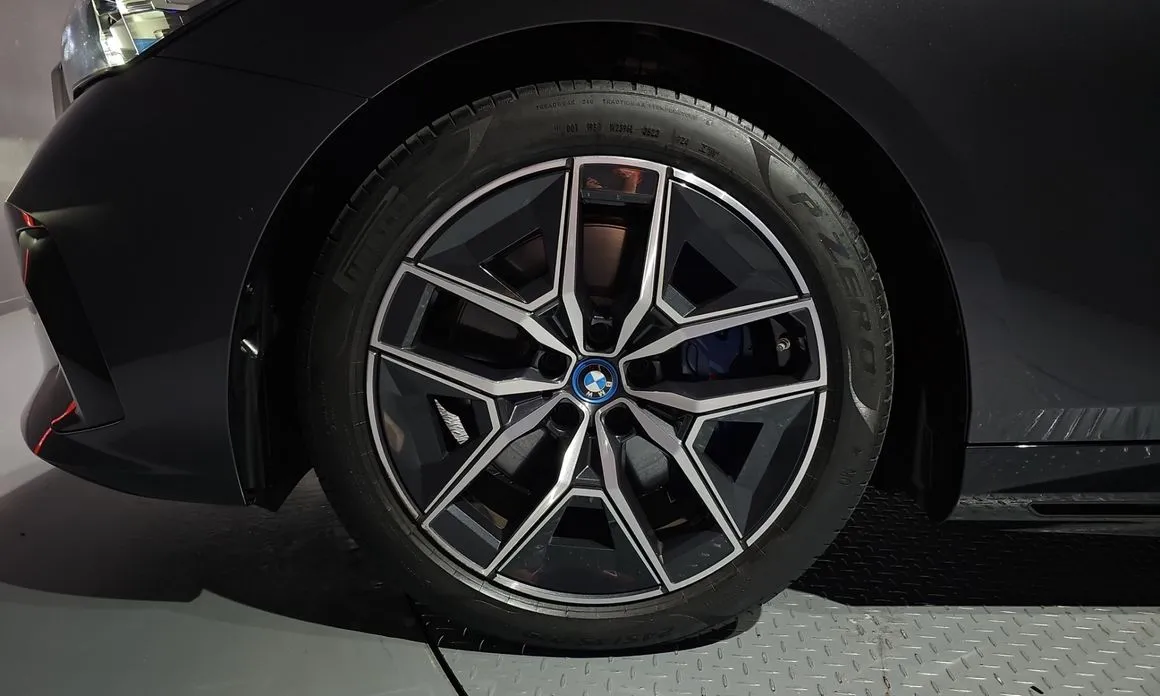 BMW i5 — фото 7