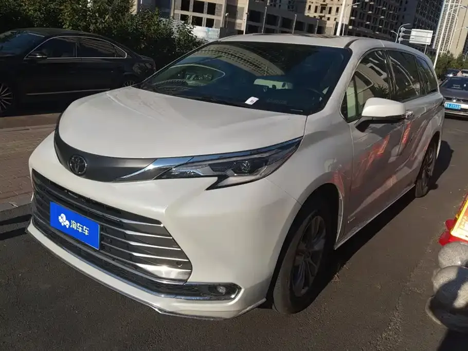 Toyota Sienna — фото 1