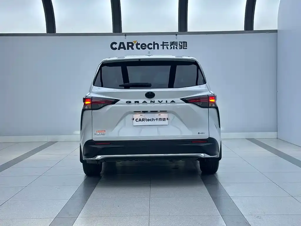 Toyota Granvia — фото 8