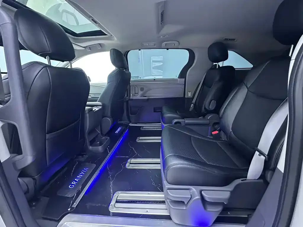 Toyota Granvia — фото 7