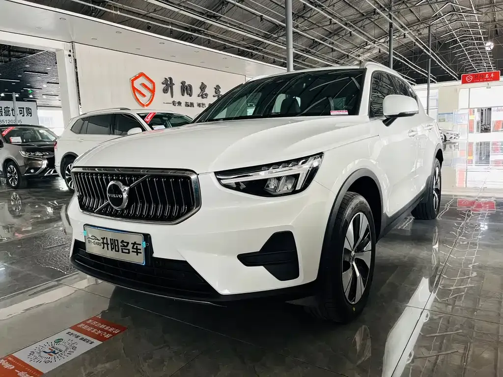Volvo XC40 — фото 1