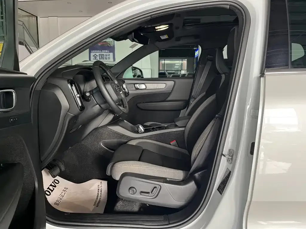 Volvo XC40 — фото 10