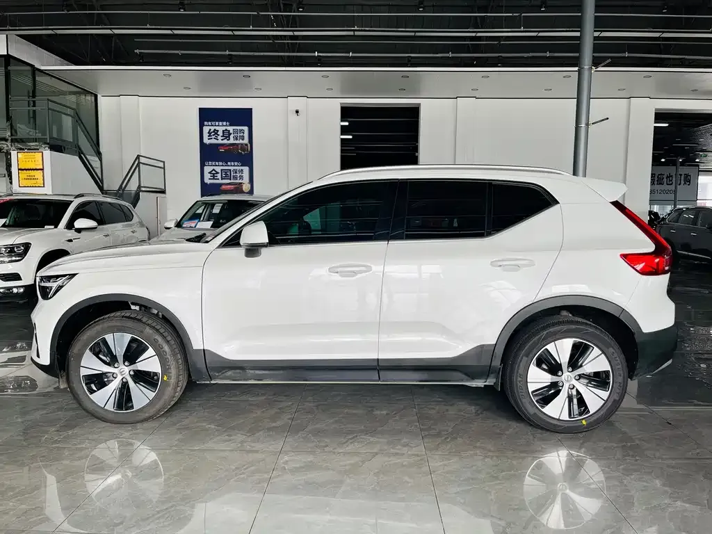 Volvo XC40 — фото 8