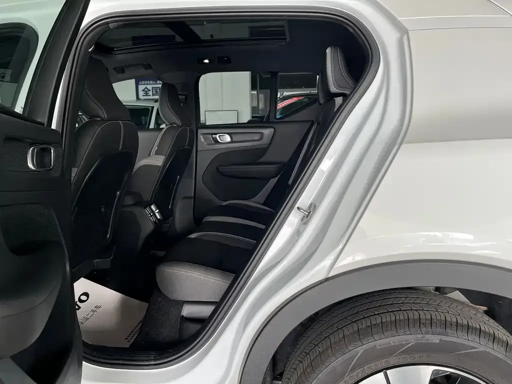 Volvo XC40 — фото 9