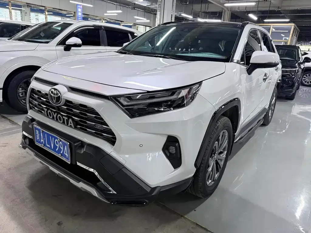 Toyota RAV4 — фото 1