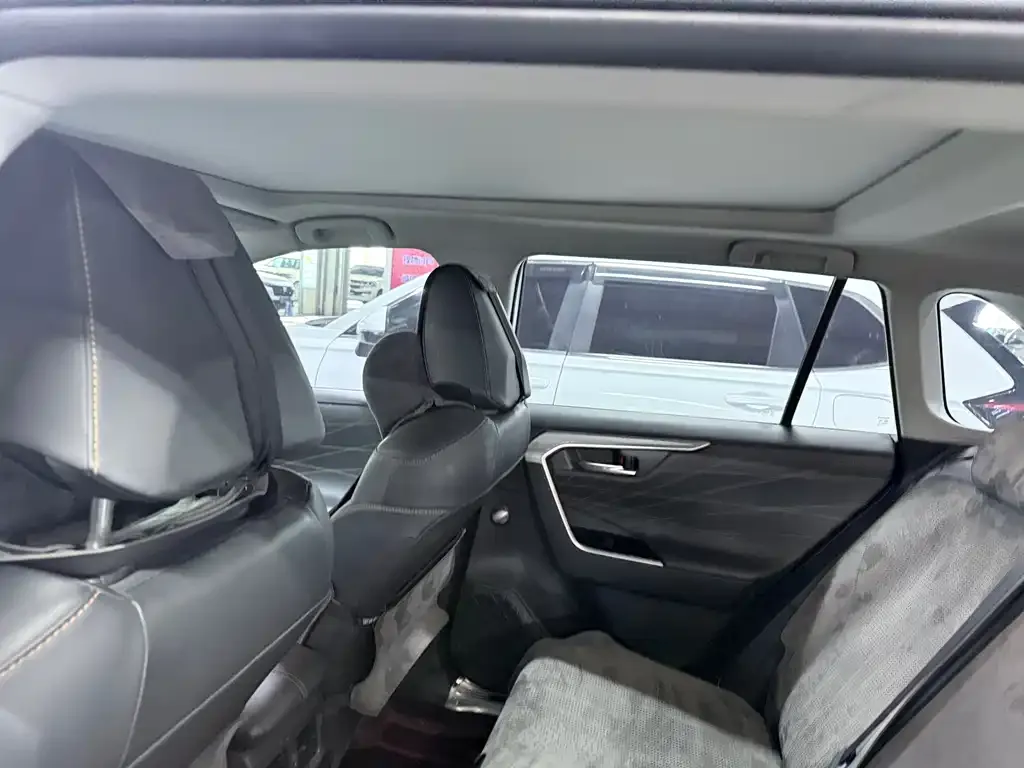 Toyota RAV4 — фото 2