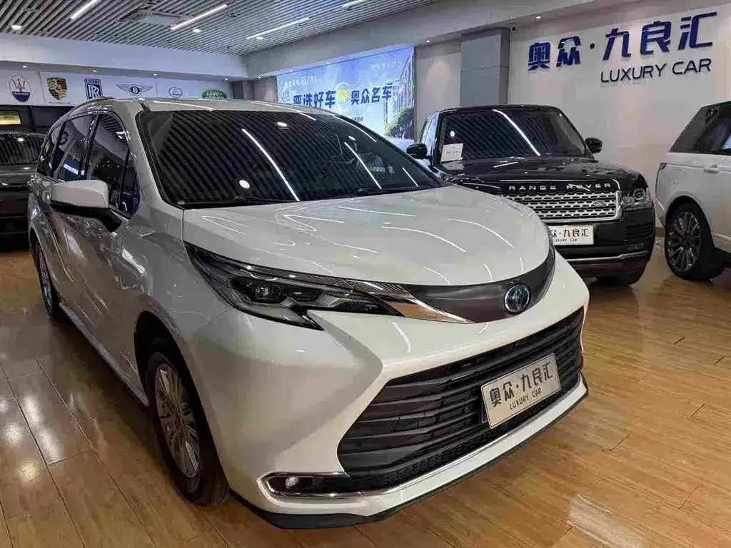Toyota Sienna — фото 1