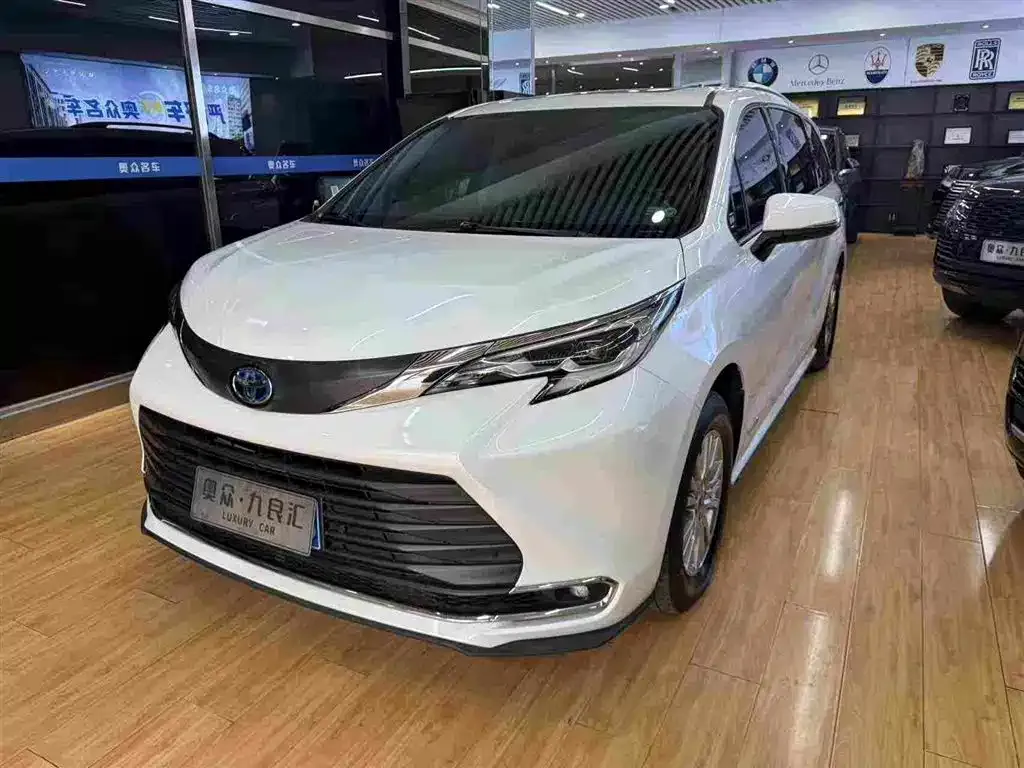 Toyota Sienna — фото 4