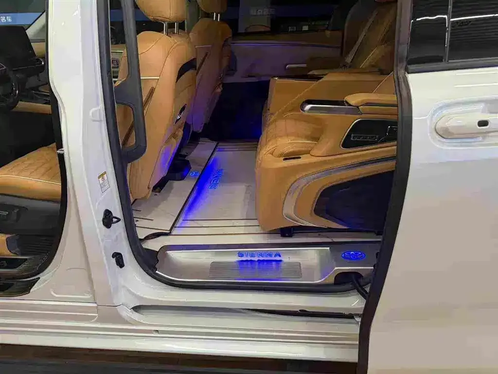 Toyota Sienna — фото 8