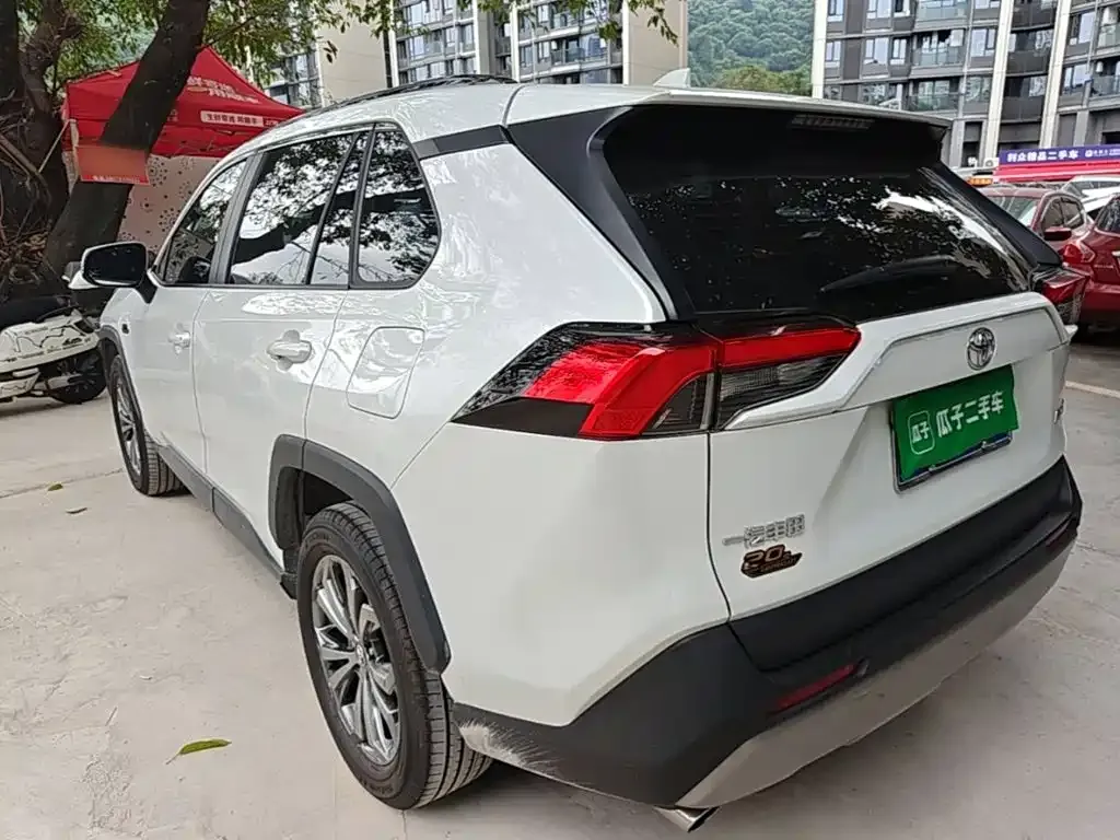 Toyota RAV4 — фото 7