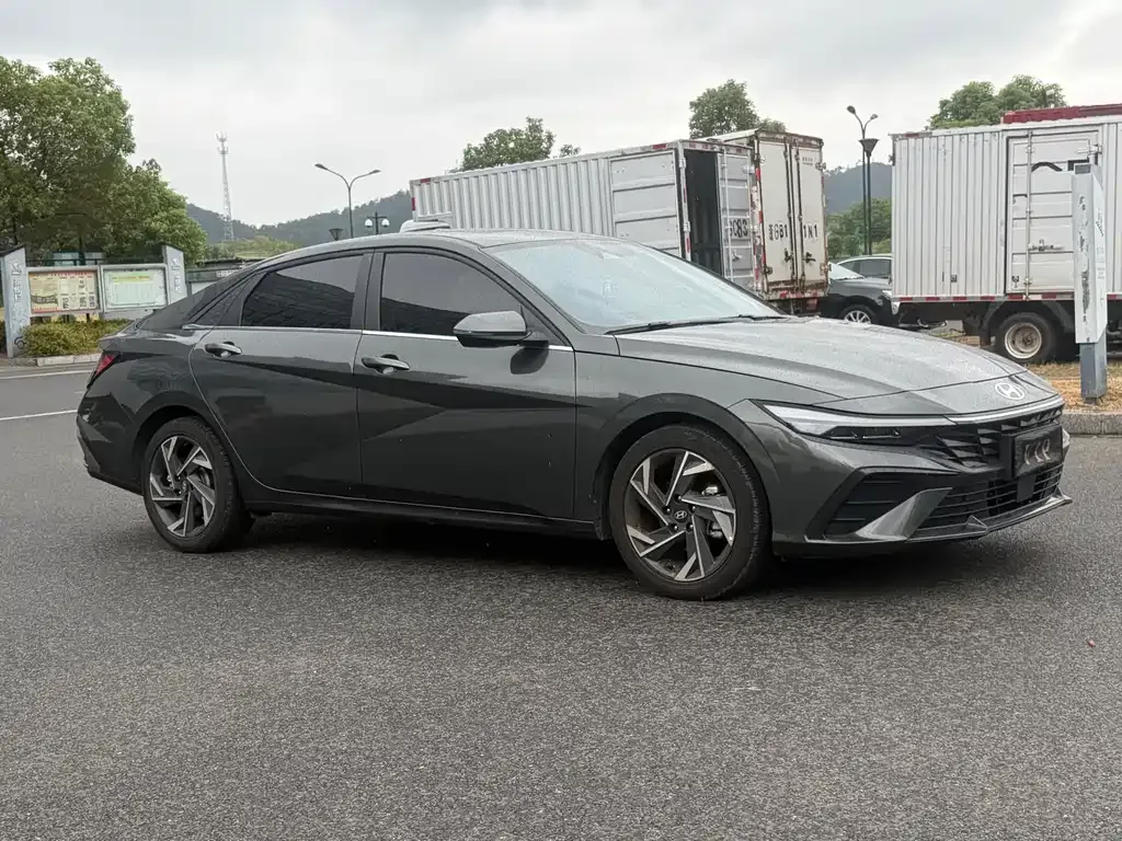 Hyundai Elantra — фото 2