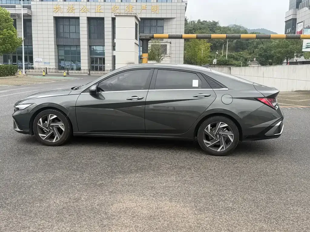 Hyundai Elantra — фото 10