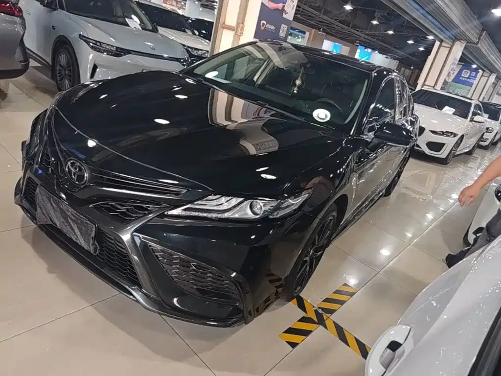 Toyota Camry — фото 1