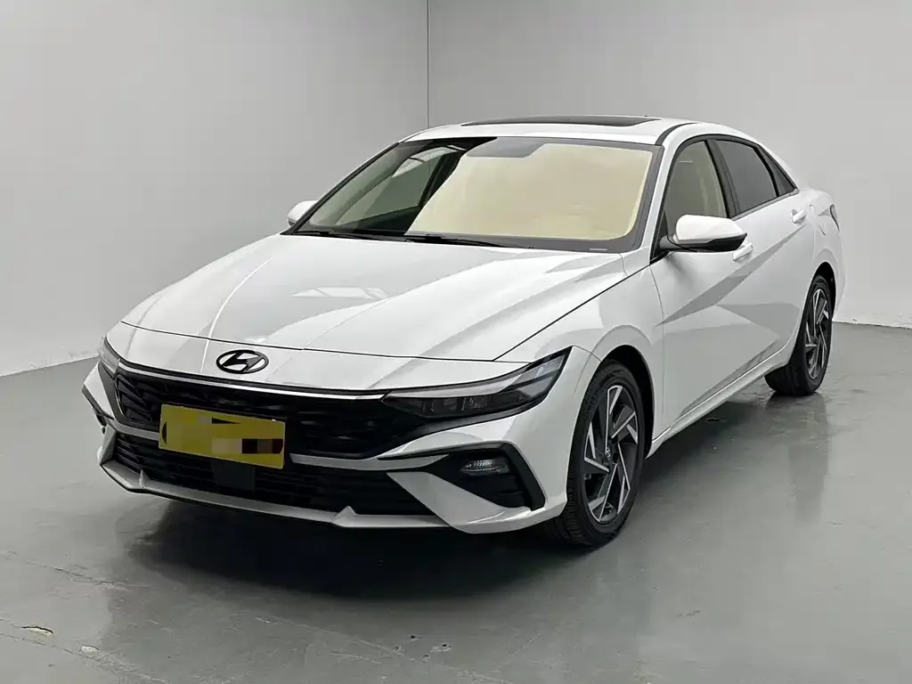 Hyundai Elantra — фото 1