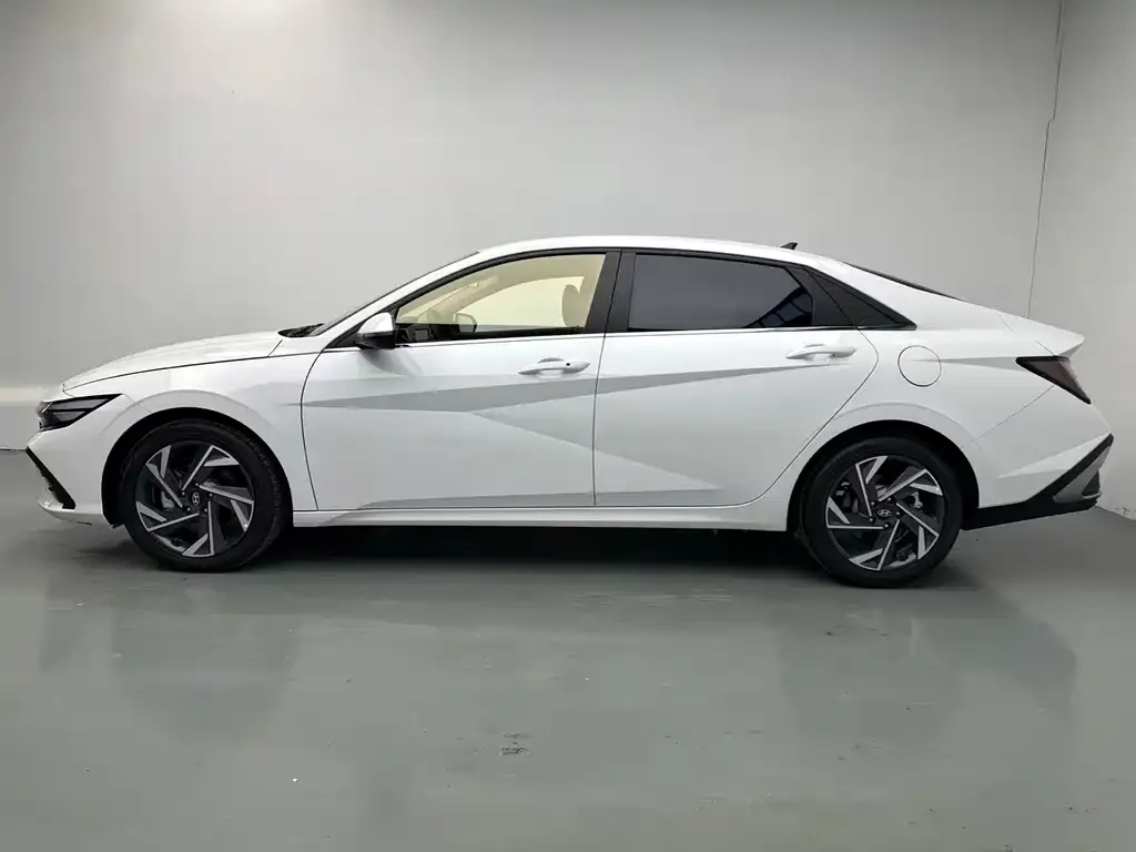 Hyundai Elantra — фото 2