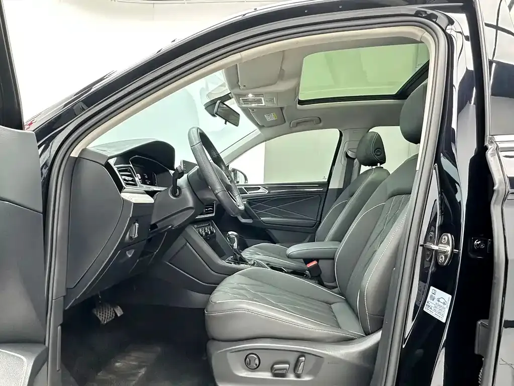 Volkswagen Tiguan L — фото 8