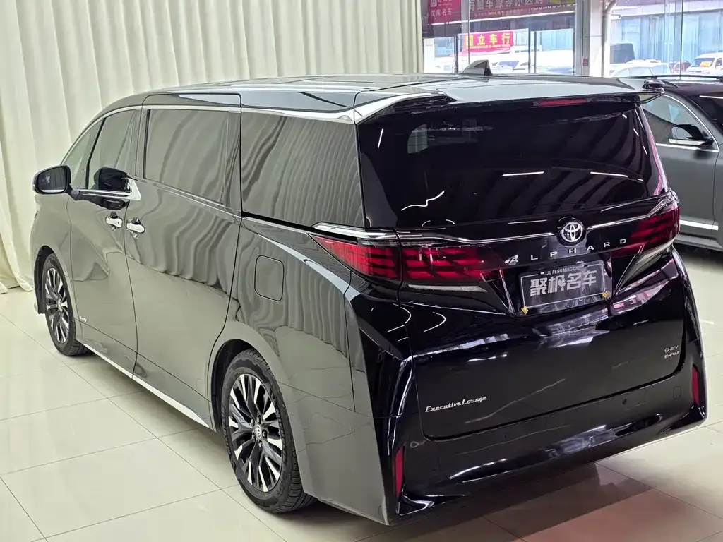 Toyota Alphard — фото 4