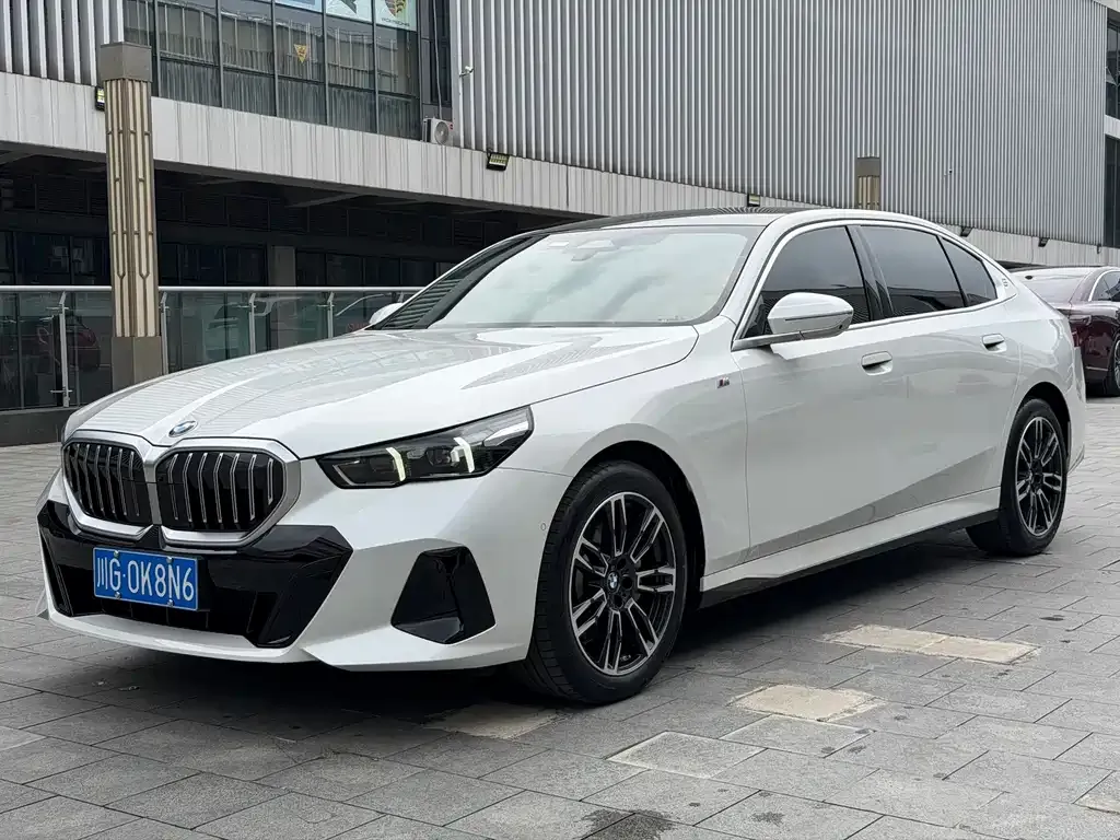 BMW 5 Series — фото 1