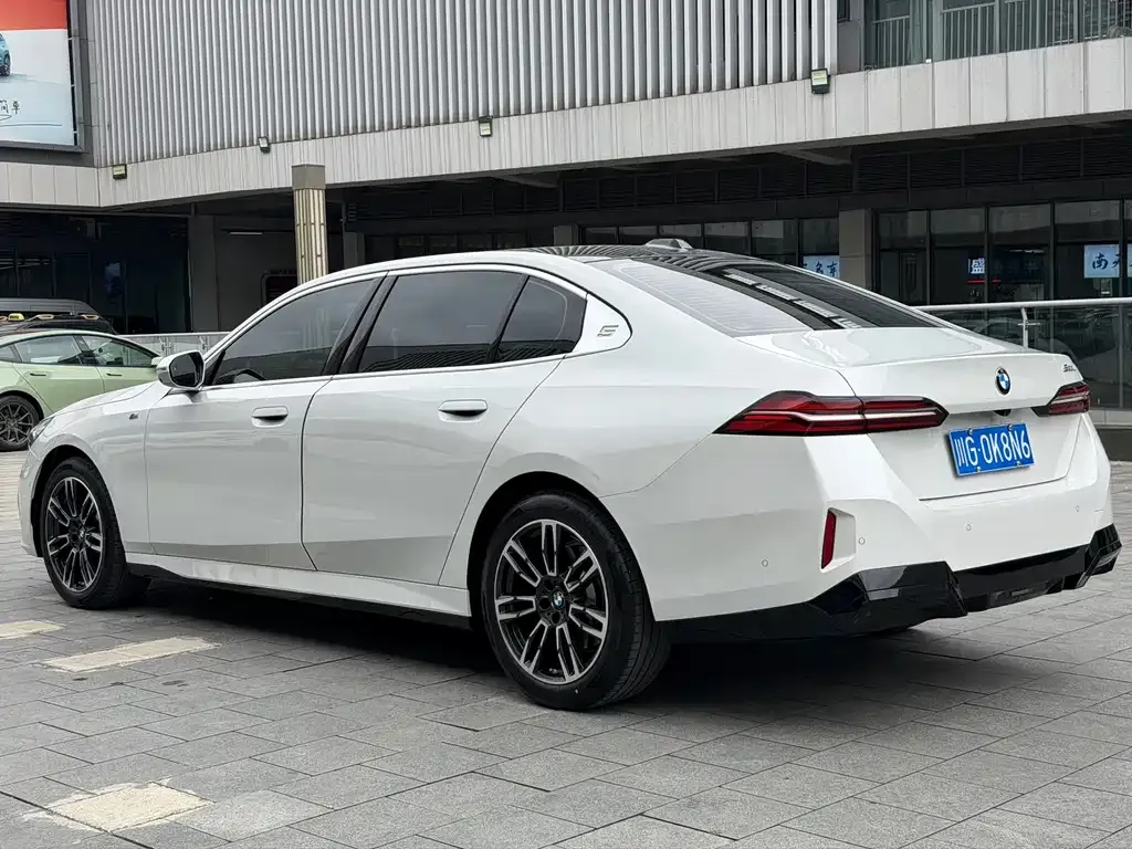 BMW 5 Series — фото 5