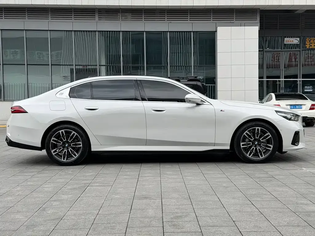 BMW 5 Series — фото 10