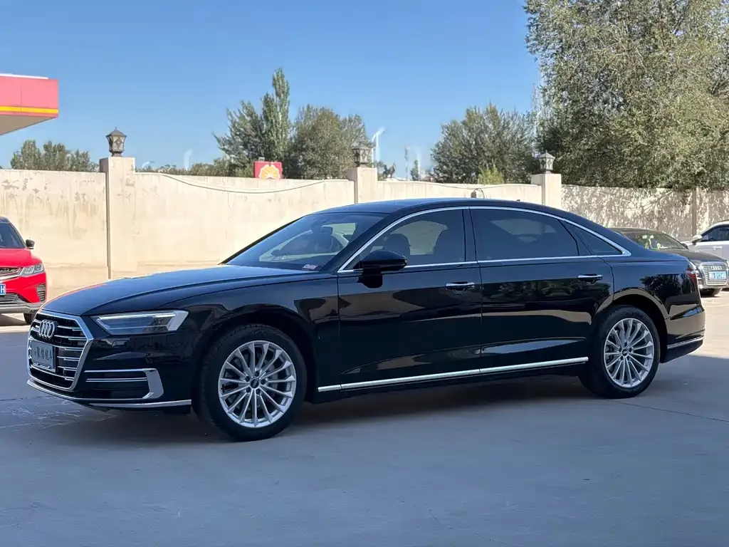 Audi A8 — фото 1