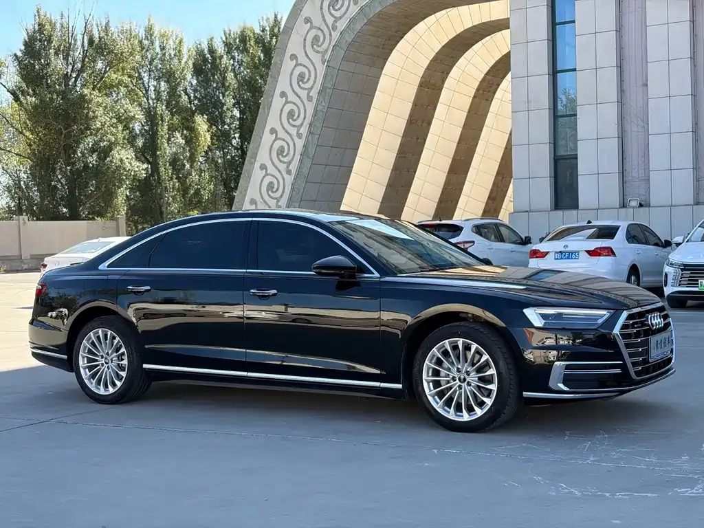 Audi A8 — фото 2