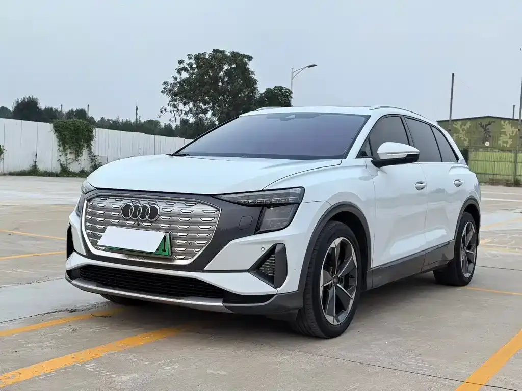 Audi Q5 e-tron — фото 1