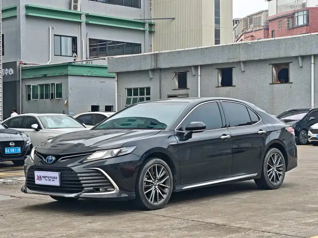 Toyota Camry — фото 1