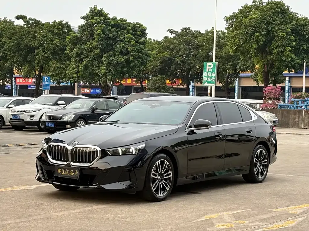 BMW 5 Series — фото 1