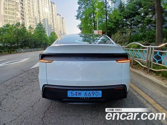 Tesla Model Y — фото 10