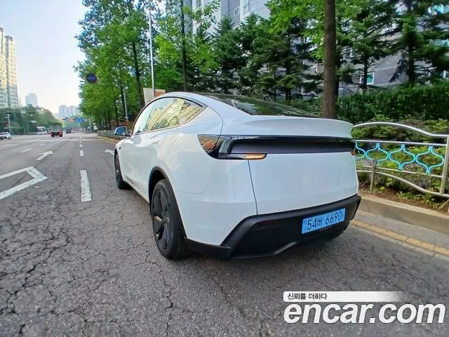 Tesla Model Y — фото 9