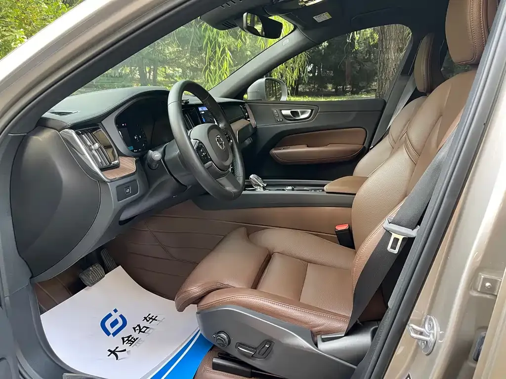 Volvo XC60 — фото 2