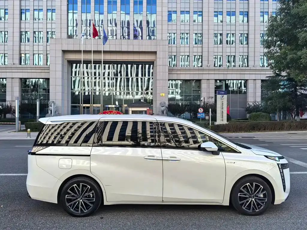 GAC Motor Trumpchi E8 PHEV — фото 8