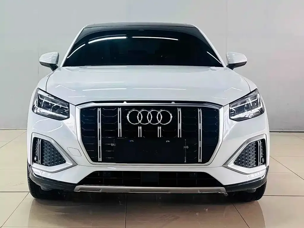 Audi Q2L — фото 1