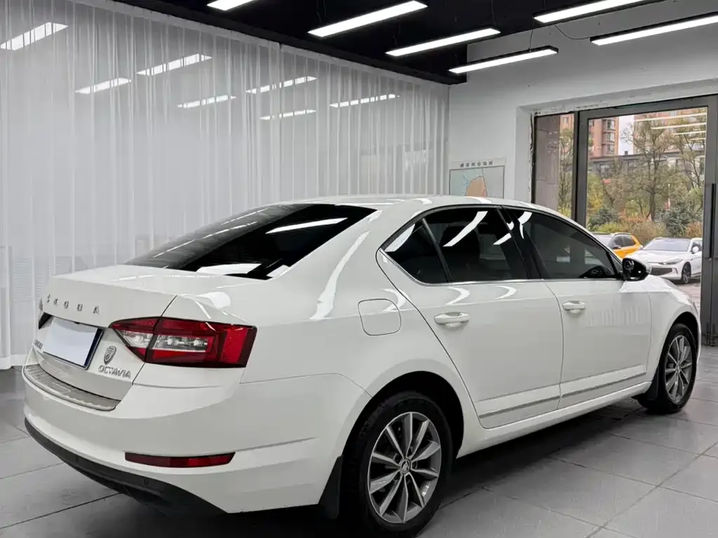 Skoda Octavia — фото 2